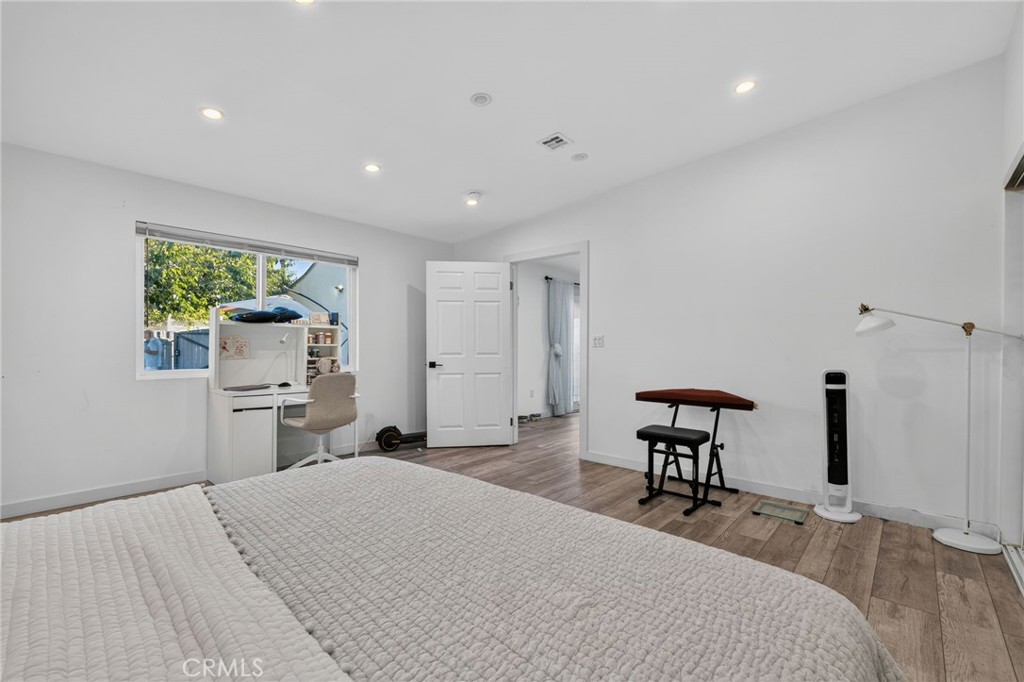 18952 Victory Boulevard Property Photo 16