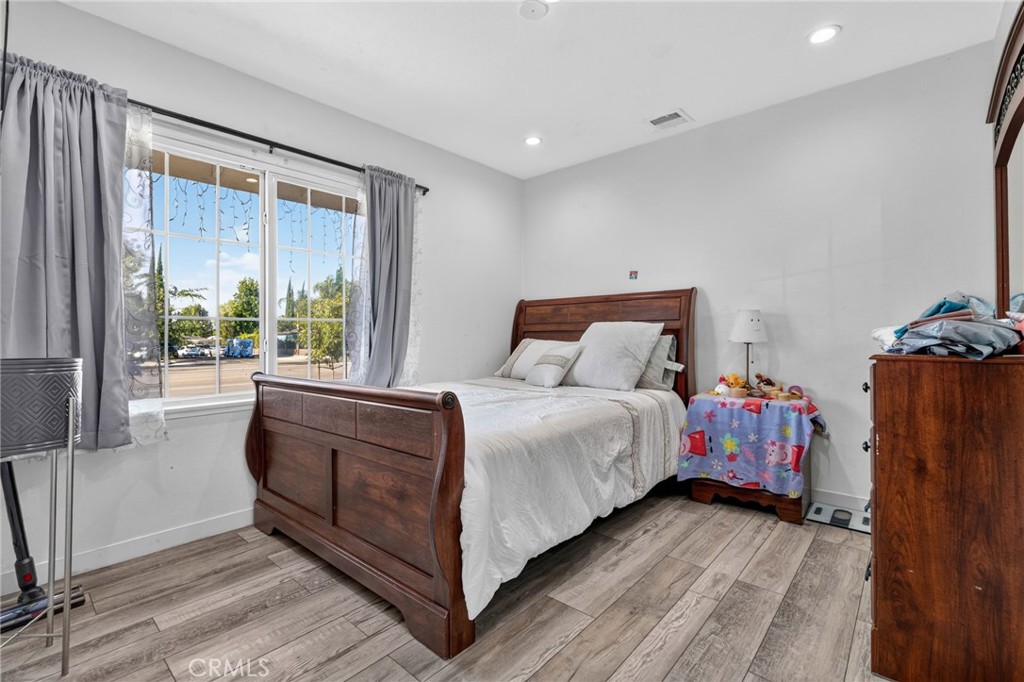 18952 Victory Boulevard Property Photo 19