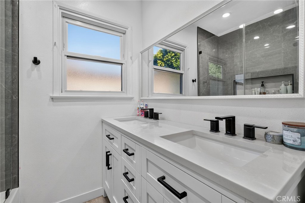 18952 Victory Boulevard Property Photo 23