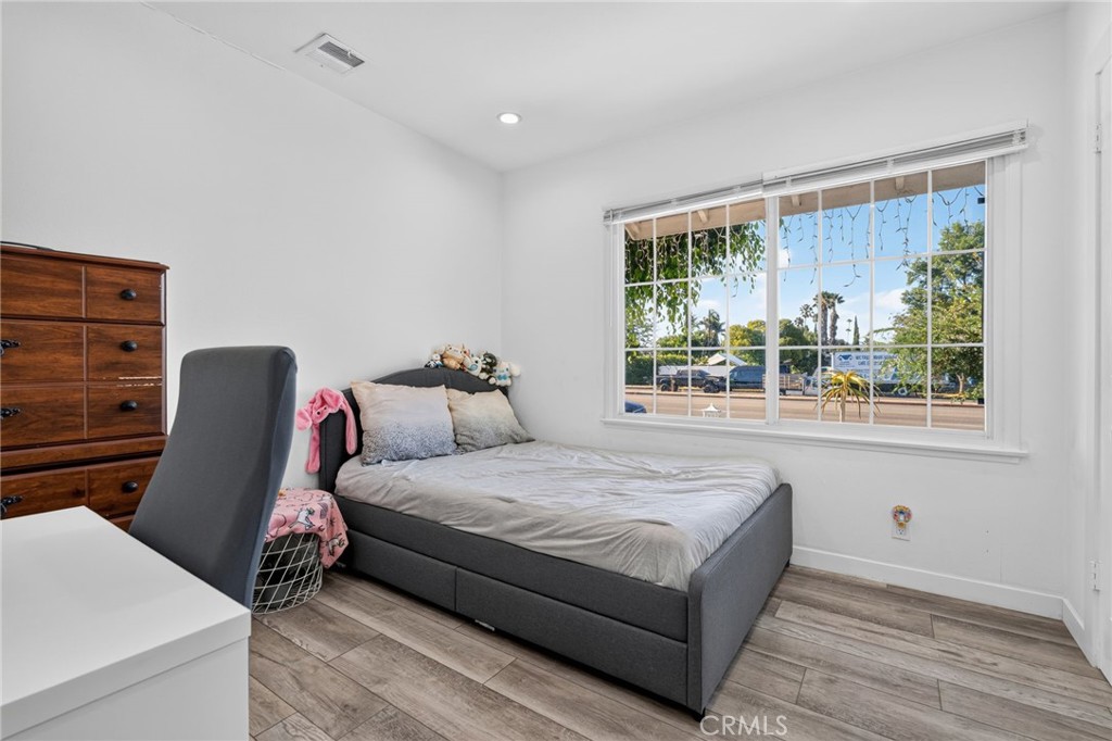 18952 Victory Boulevard Property Photo 24