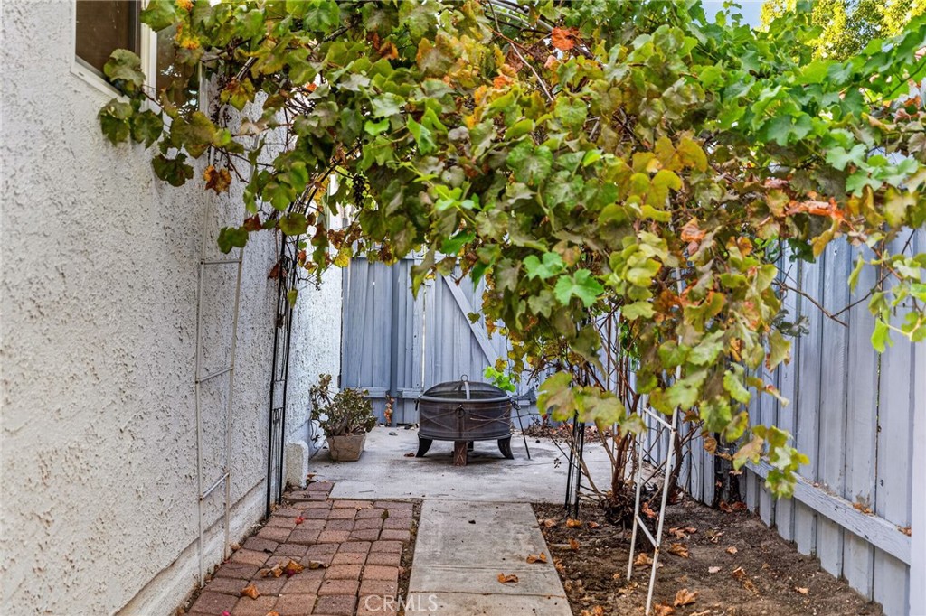 18952 Victory Boulevard Property Photo 28