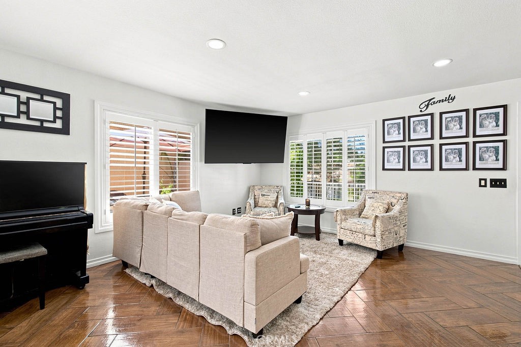 25114 Steinbeck Avenue B Property Photo 7