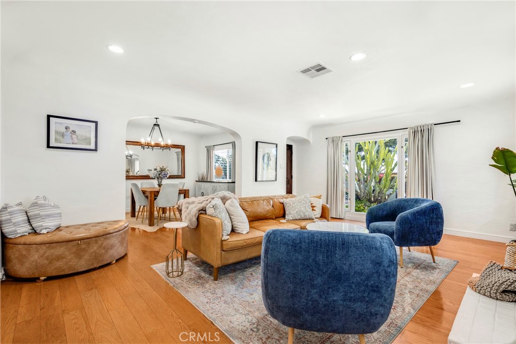 11441 Kittridge Street Property Photo 3