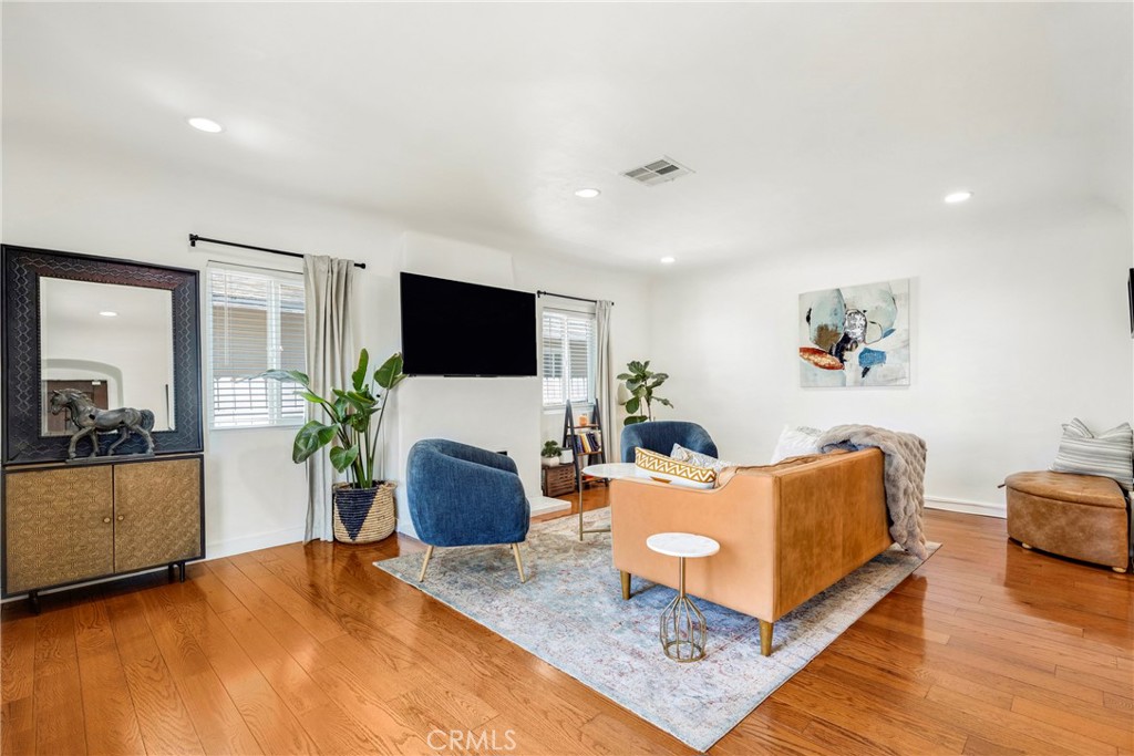 11441 Kittridge Street Property Photo 4