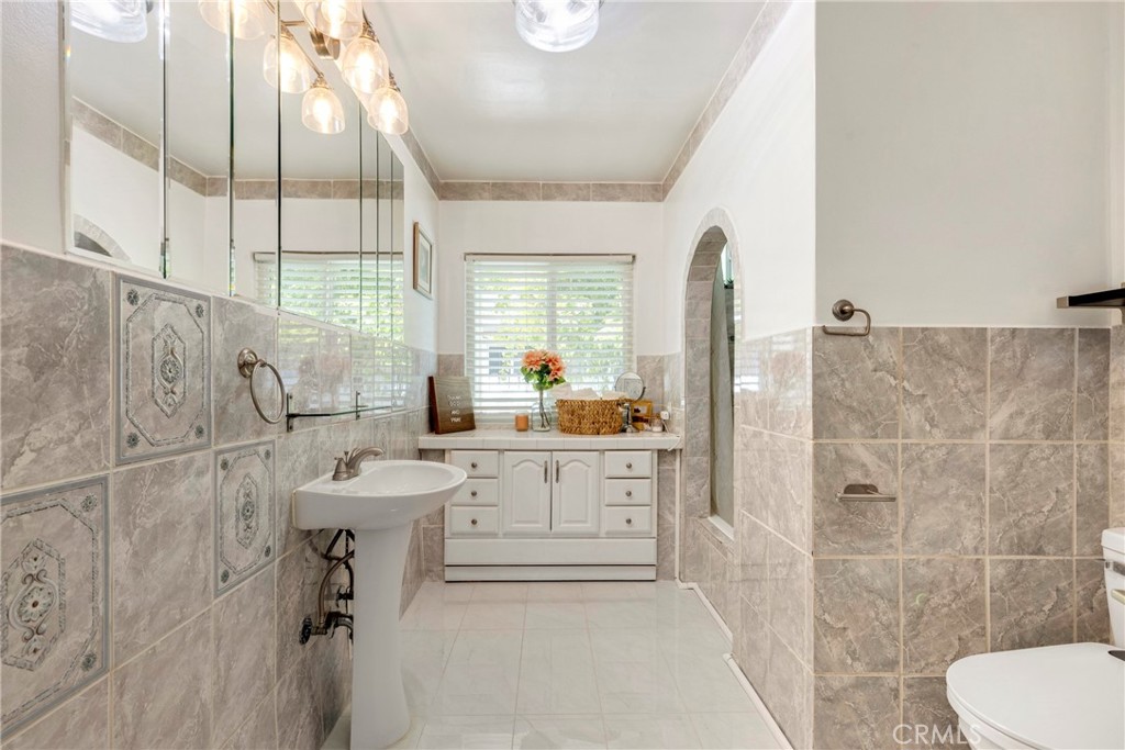 11441 Kittridge Street Property Photo 12