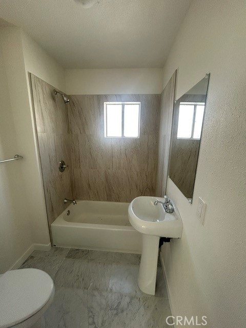 623 W 78th Property Photo 4