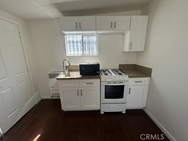 623 W 78th Property Photo 9
