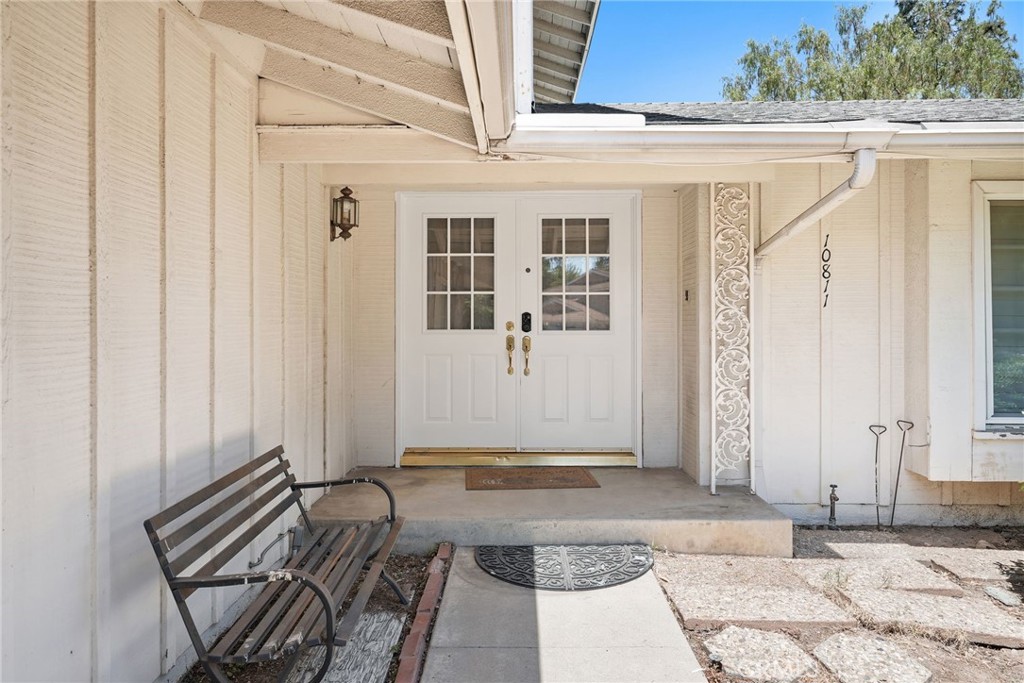 10811 Des Moines Property Photo 6
