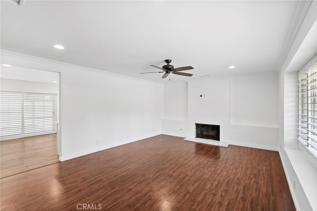 10811 Des Moines Property Photo 8