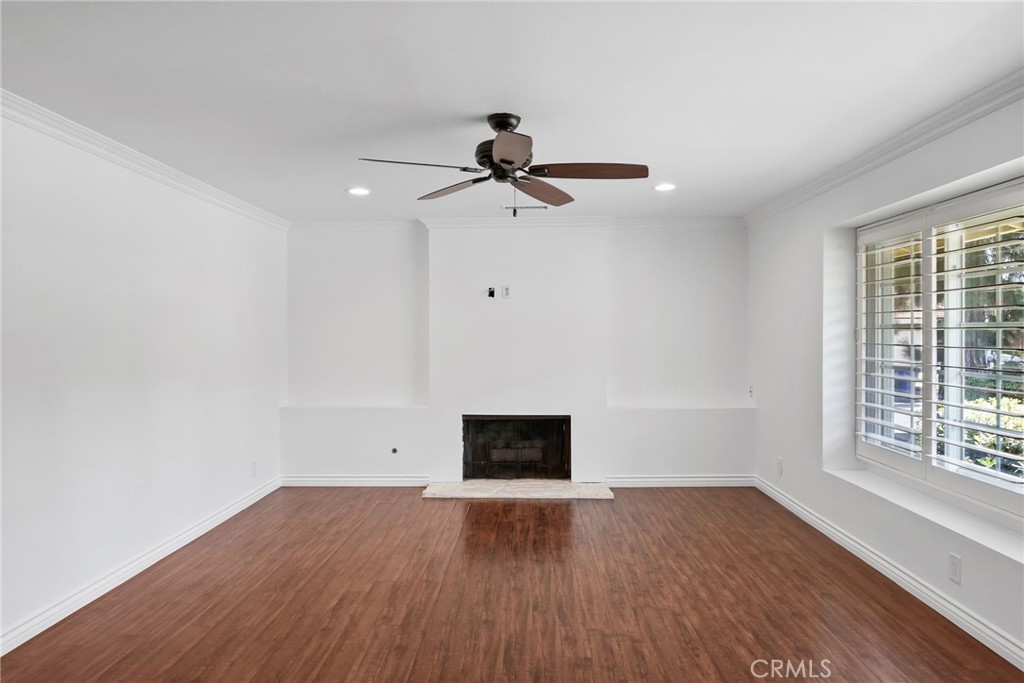 10811 Des Moines Property Photo 9