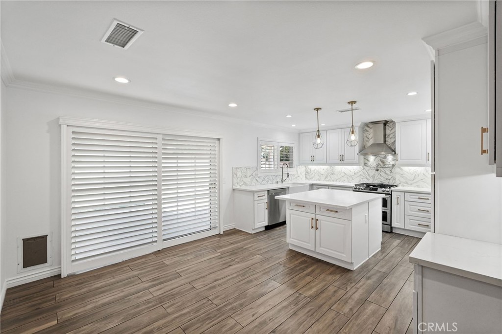 10811 Des Moines Property Photo 16
