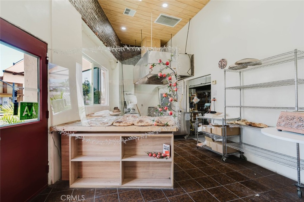 627 S Glendale Avenue Property Photo 4