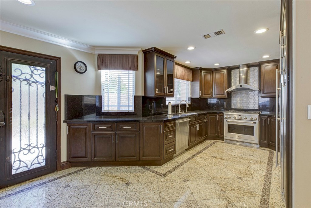 10610 Oak Tree Property Photo 14