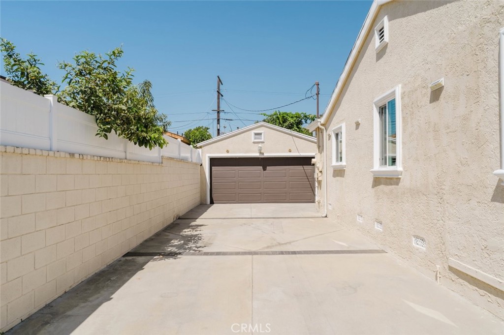 6545 Bellingham Avenue Property Photo 3