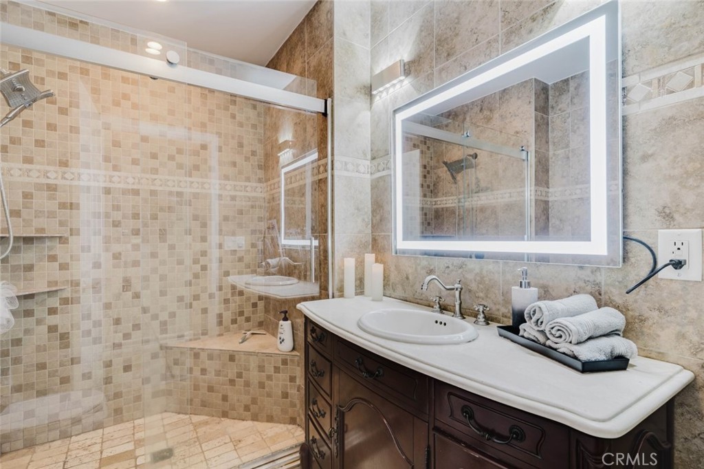 6545 Bellingham Avenue Property Photo 15