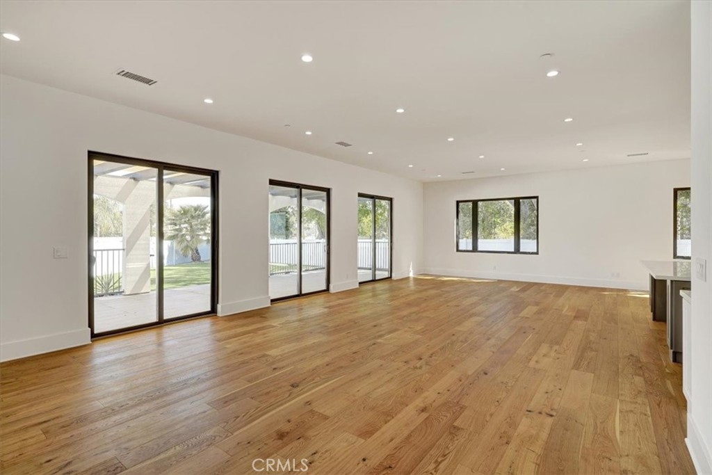 5520 Woodlake Property Photo 3