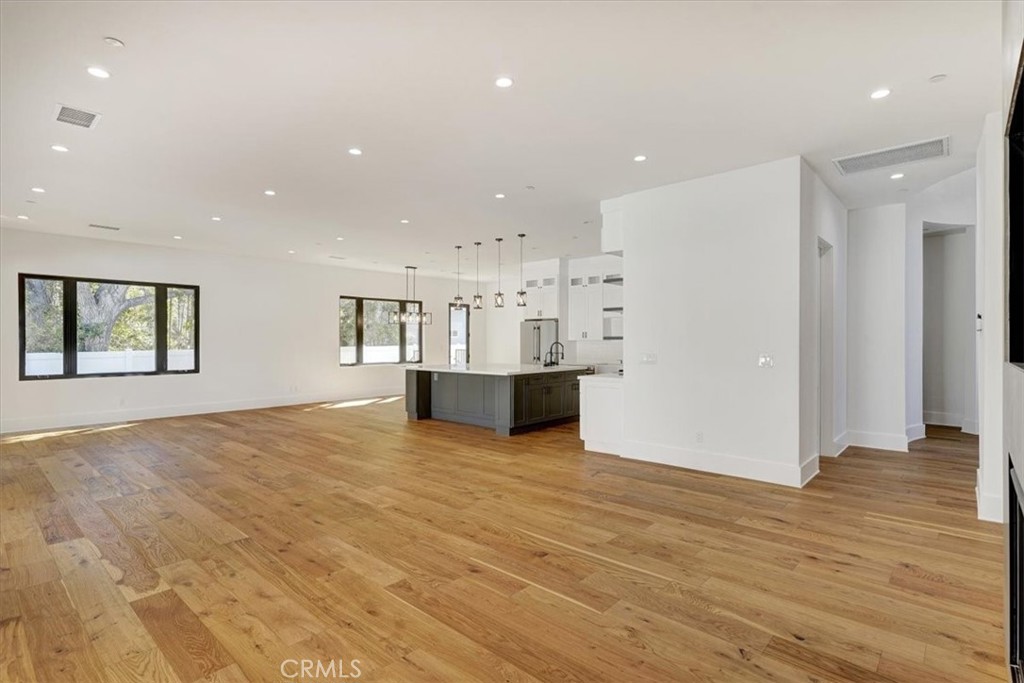 5520 Woodlake Property Photo 4