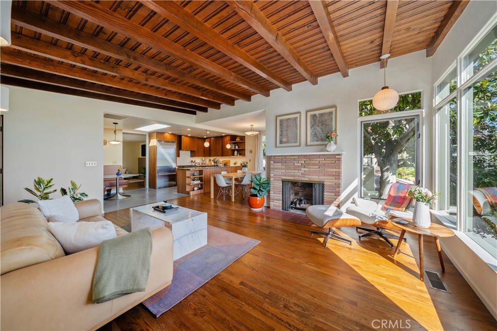 1011 W Mountain Property Photo 4