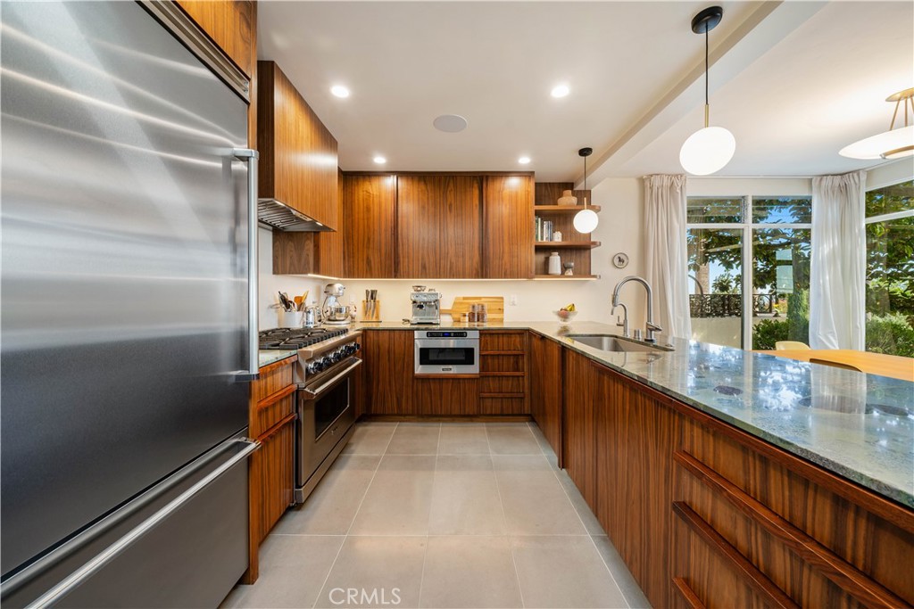 1011 W Mountain Property Photo 6