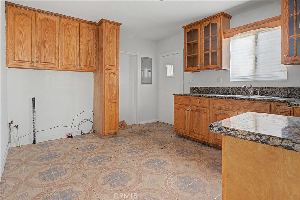 2829 S Rimpau Property Photo 9