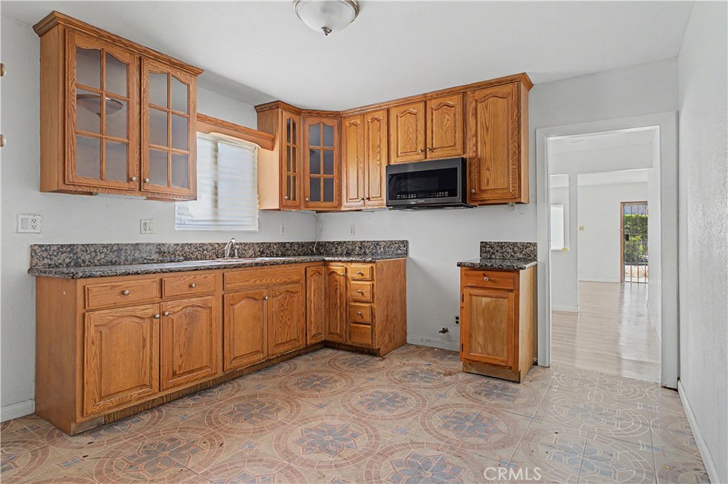 2829 S Rimpau Property Photo 10