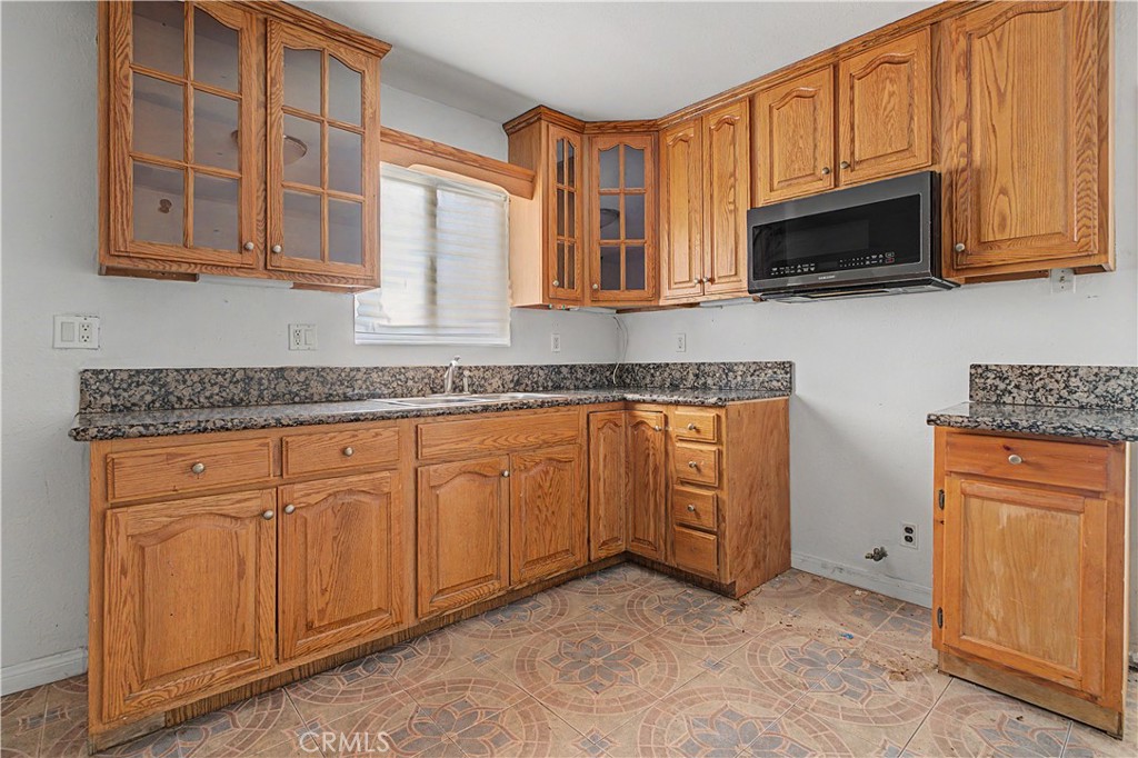 2829 S Rimpau Property Photo 11