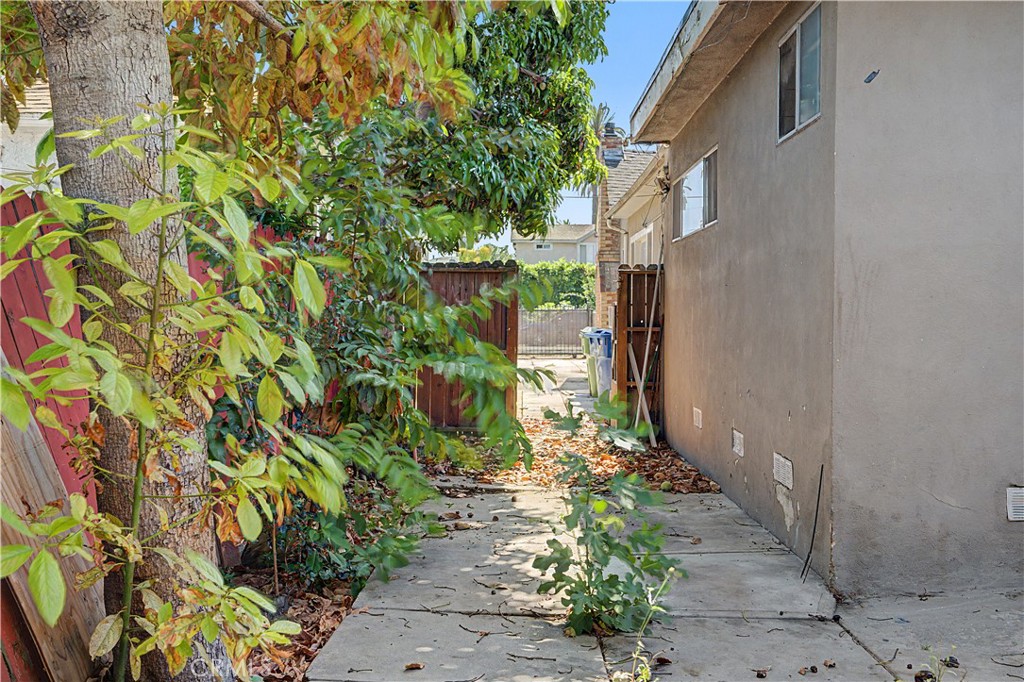 2829 S Rimpau Property Photo 18