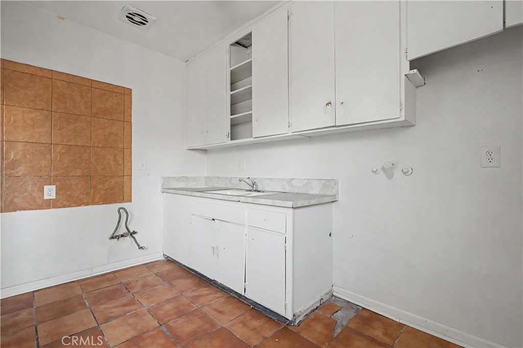 2829 S Rimpau Property Photo 23