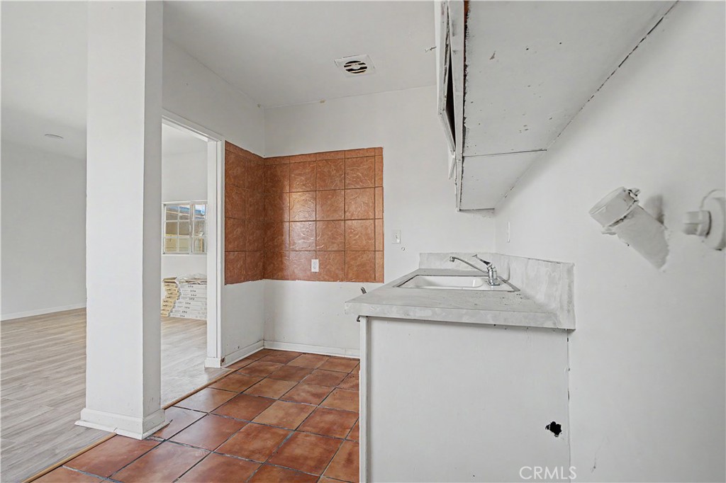 2829 S Rimpau Property Photo 24