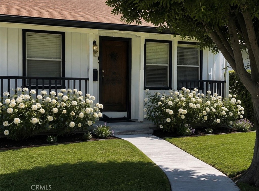 13016 Archwood Street Property Photo 3