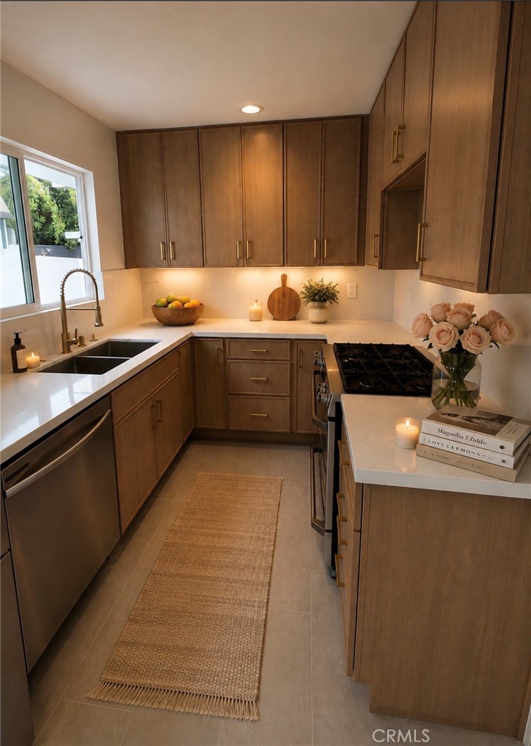 13016 Archwood Street Property Photo 4