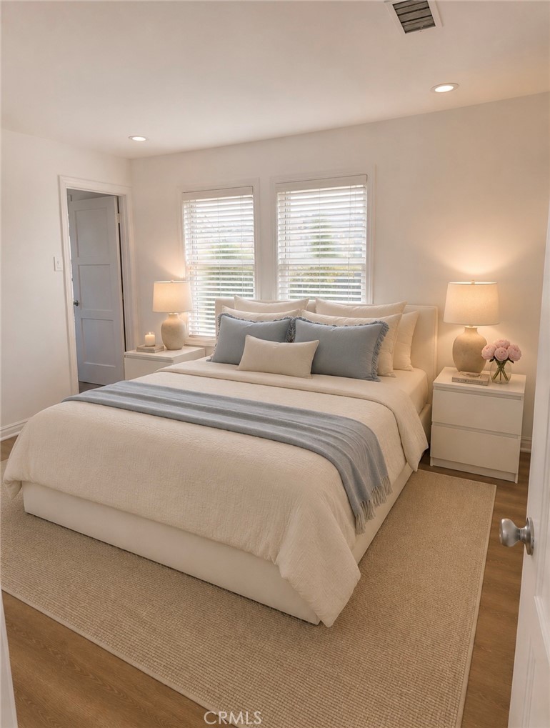 13016 Archwood Street Property Photo 7