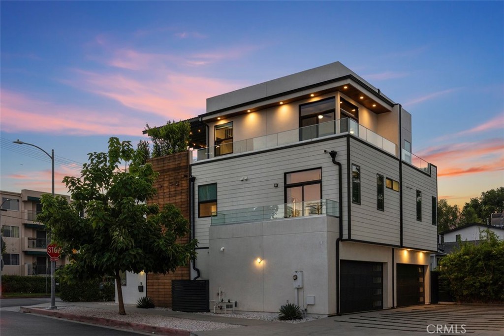 14659 Moorpark Property Photo 3