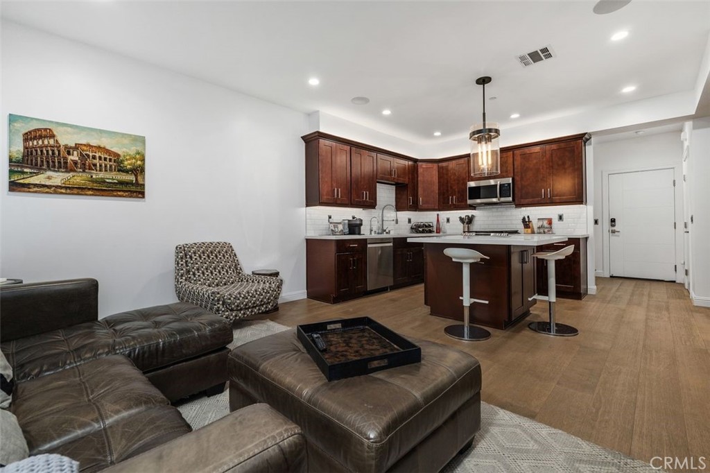 14659 Moorpark Property Photo 6