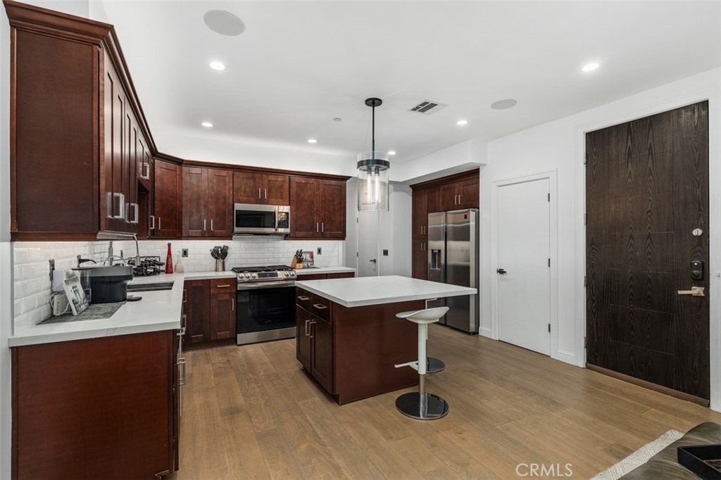 14659 Moorpark Property Photo 8