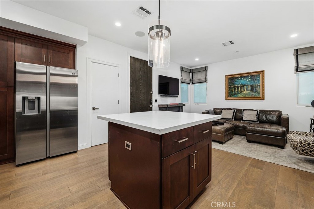 14659 Moorpark Property Photo 11