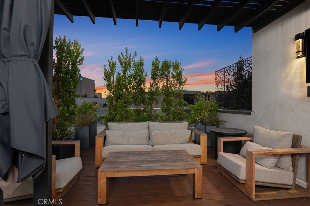 14659 Moorpark Property Photo 32