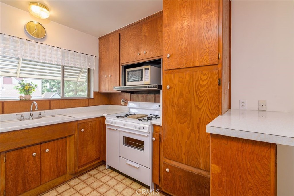 1901 Peyton Avenue W Property Photo 3