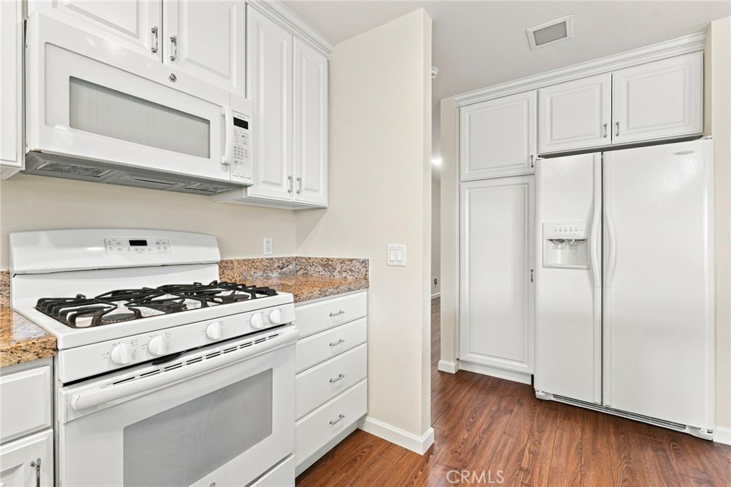 26105 Rainbow Glen Drive Property Photo 13