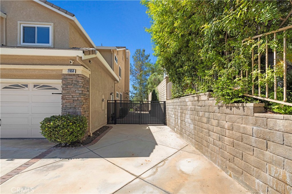 21658 Canyon Heights Circle Property Photo 4