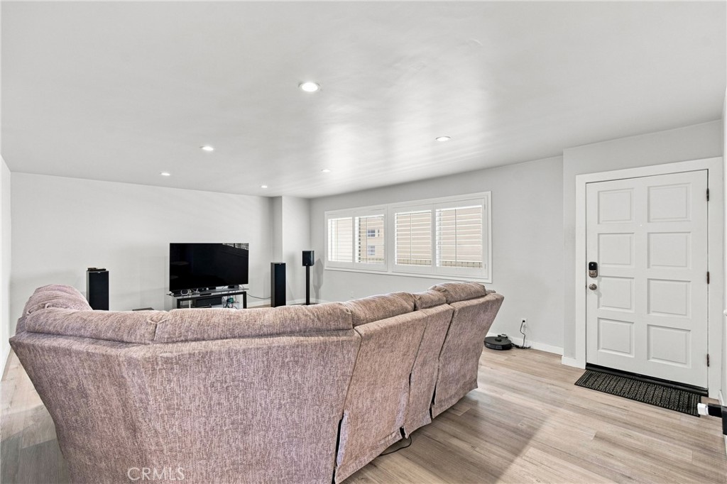 5354 Lindley Avenue 209 Property Photo 8