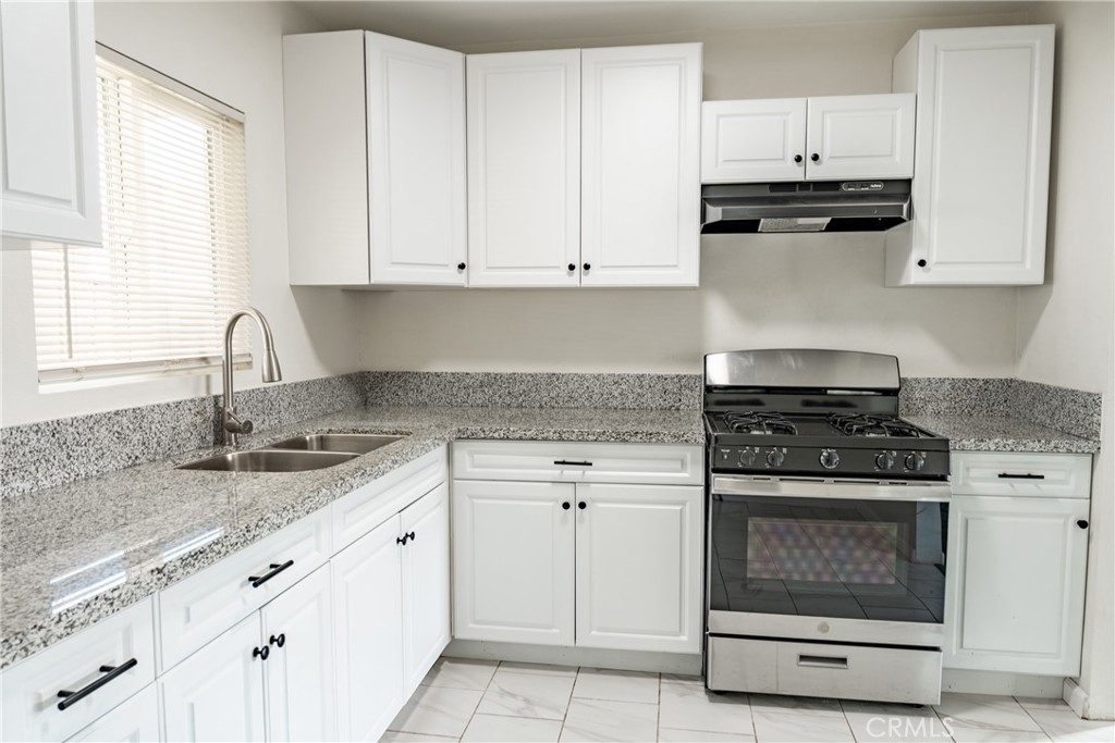 1102 E 18th Street Property Photo 2