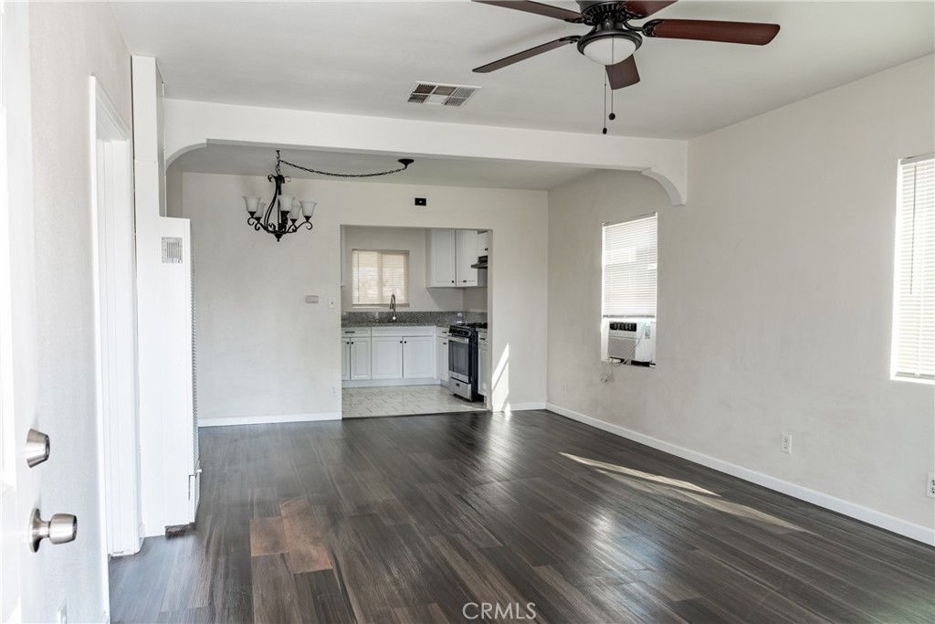 1102 E 18th Street Property Photo 3