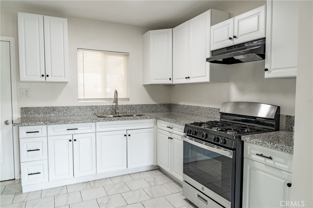 1102 E 18th Street Property Photo 4