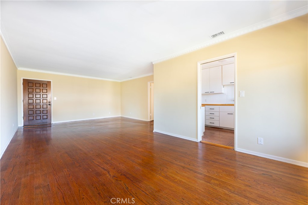 1615 N Laurel Avenue 203 Property Photo 9