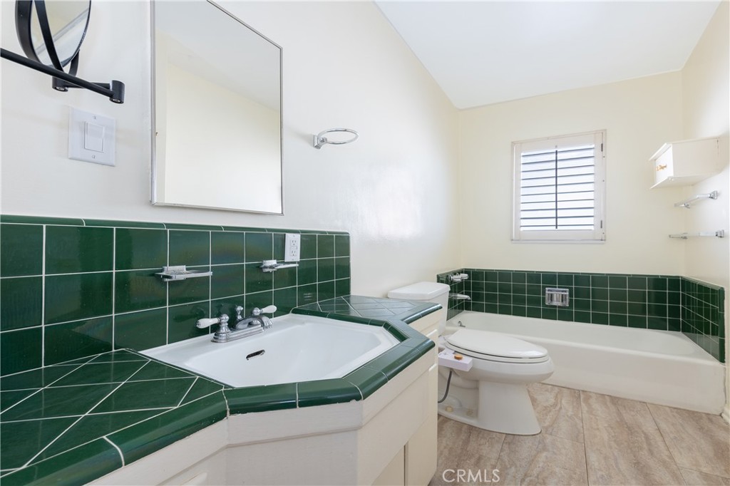 1615 N Laurel Avenue 203 Property Photo 19