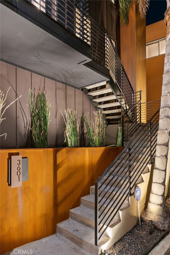 3601 Dixie Canyon Place Property Photo 4