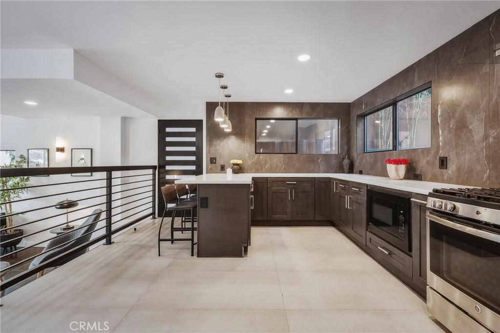 3601 Dixie Canyon Place Property Photo 8