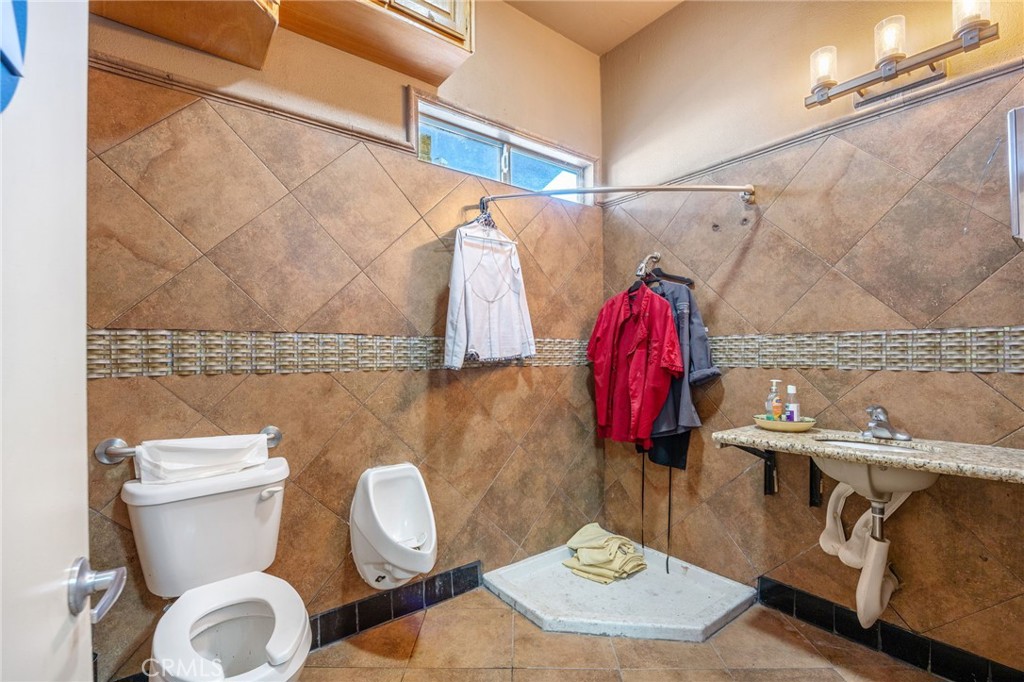 114 W Newgrove Property Photo 21