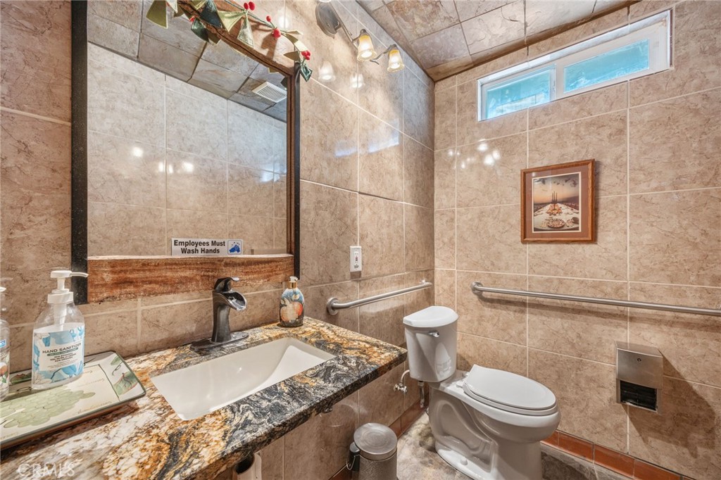 114 W Newgrove Property Photo 23